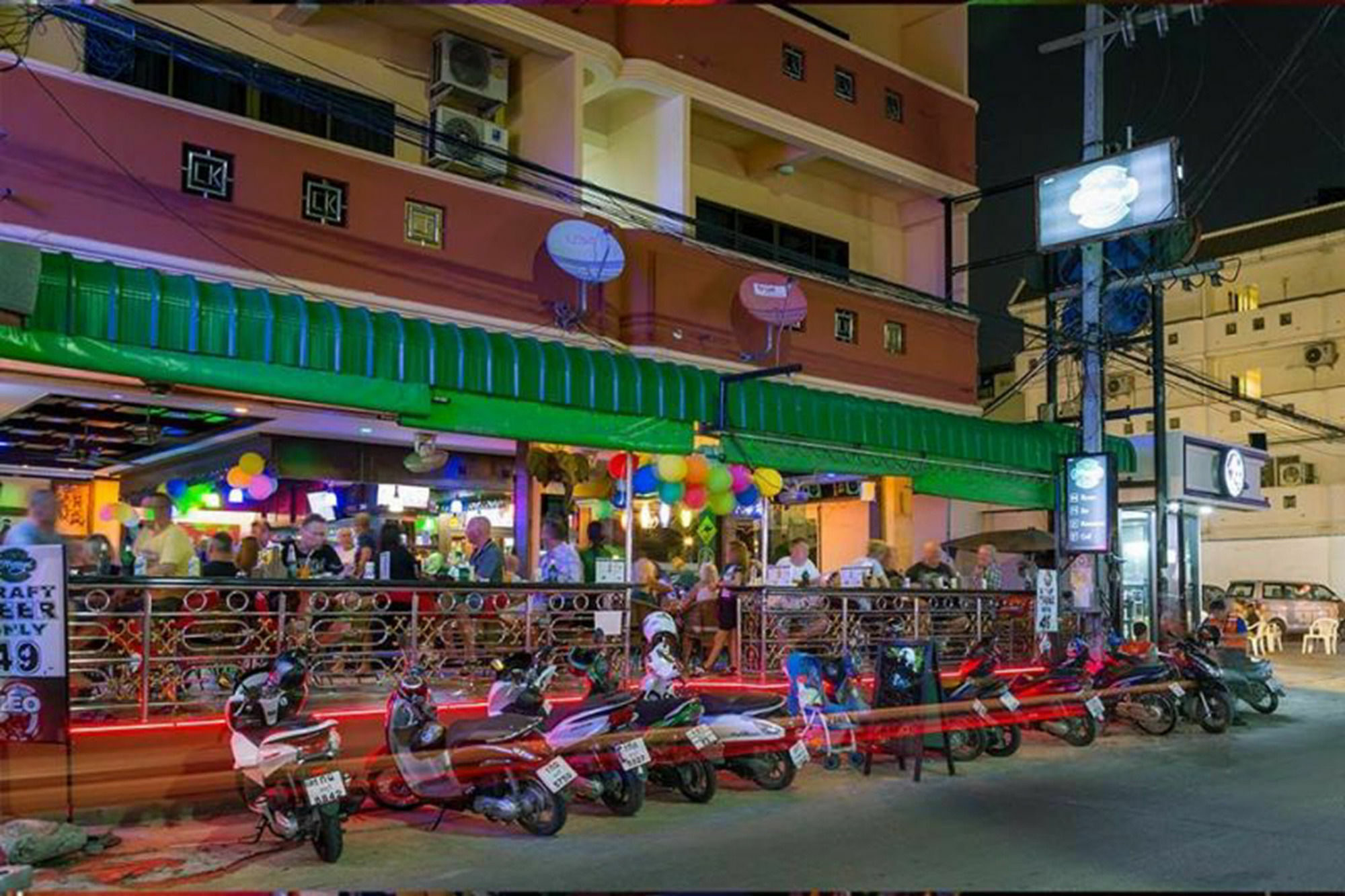 Harrys Hotel Bar & Restaurant Pattaya Exterior photo