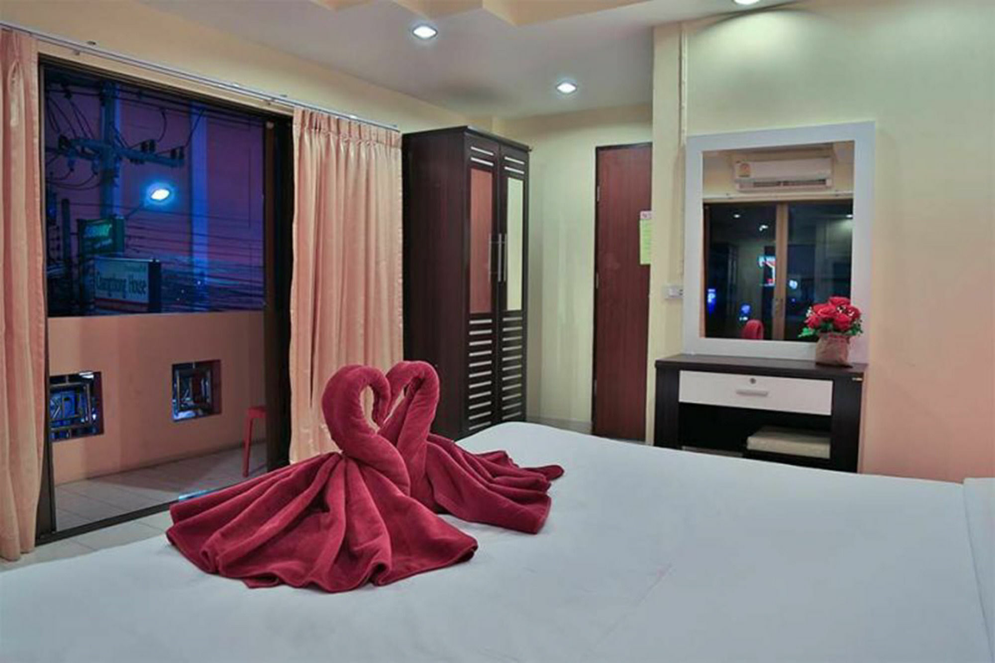 Harrys Hotel Bar & Restaurant Pattaya Exterior photo